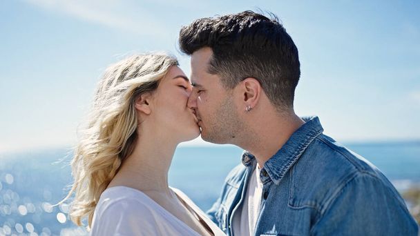 Mies ja nainen pari seisoo yhdessä suudella meren rannalla - Valokuva, kuva