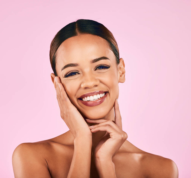 Huidverzorging, cosmetica en portret van een vrolijke vrouw met make-up, wellness en glans op roze achtergrond. Schoonheid, dermatologie en model met glimlach, luxe gezichtsverzorging en gezonde spa esthetiek in studio - Foto, afbeelding