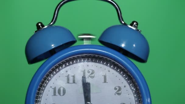Reloj despertador clásico sonando, fondo verde, doce en punto
 - Metraje, vídeo