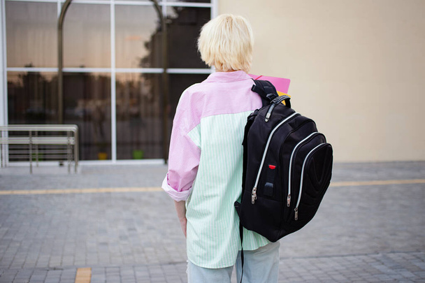 Fotografie ze zadní části studentky se složkami a velkým batohem. - Fotografie, Obrázek