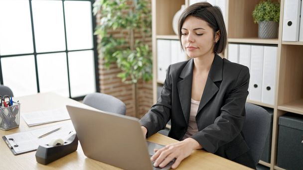 Fiatal fehér nő üzleti dolgozó laptoppal dolgozik az irodában - Fotó, kép