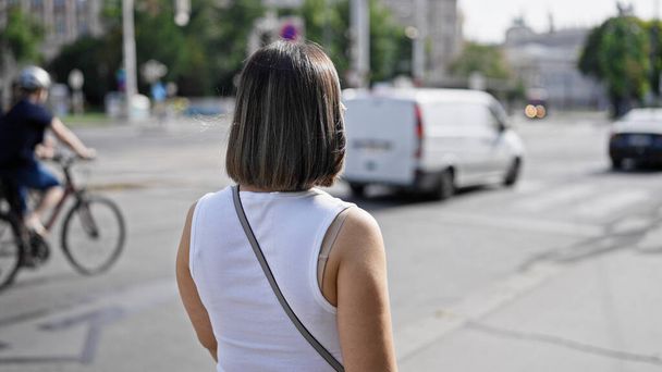 若い美しいヒスパニック系の女性がウィーンの街を歩いている - 写真・画像