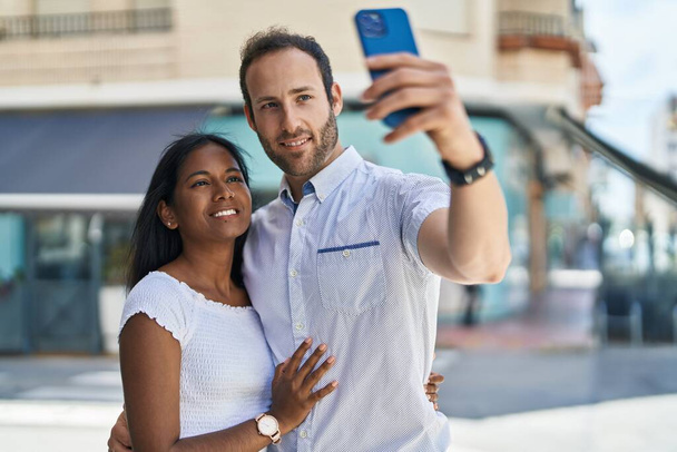 mężczyzna i kobieta międzyrasowy para co selfie przez smartfon na ulicy - Zdjęcie, obraz