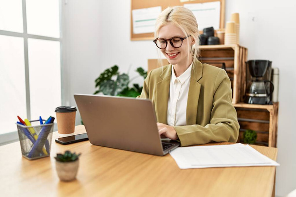 Mladá blondýna žena obchodní pracovník pomocí notebooku pracuje v kanceláři - Fotografie, Obrázek