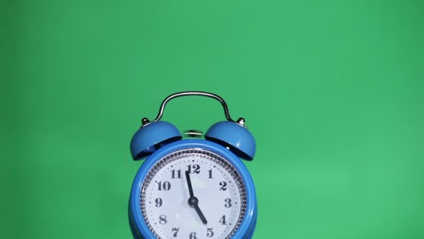Reloj despertador clásico, fondo verde, cinco en punto
 - Metraje, vídeo