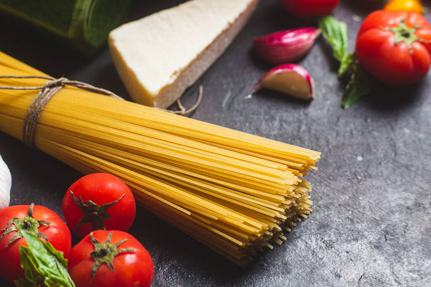 Сире спагеті на темному тлі - Фото, зображення