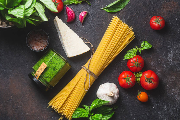 Rohe Spaghetti auf dunklem Hintergrund - Foto, Bild