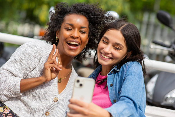 Retrato duas mulheres tomando selfie com telefone celular - Foto, Imagem