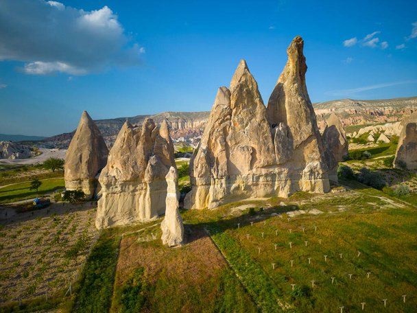 Tündérkémények a Goreme Történelmi Nemzeti Parkban Cappadociában, Közép-Anatóliában, Nevsehir tartományban, Törökországban. Goreme Történelmi Nemzeti Park 1985 óta az UNESCO Világörökség része..  - Fotó, kép