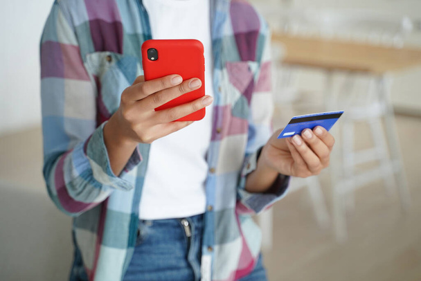 Compra online segura: mãos segurar cartão de crédito, smartphone. Pagamentos seguros no interior. - Foto, Imagem