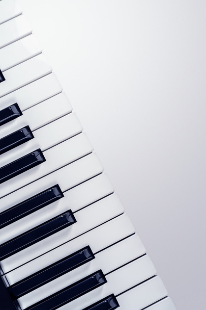 Vista no teclado sintetizador isolado em um gradiente cinza
 - Foto, Imagem