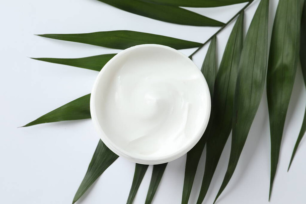 coconut cream and green leaves - Foto, afbeelding
