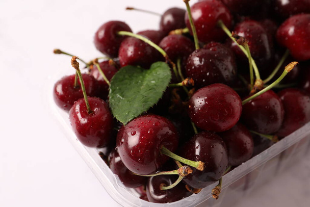 fresh cherry in plastic box - Foto, imagen