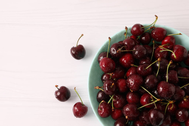 bowl full of fresh cherries - Foto, Imagen