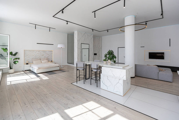 minimalistic modern luxury design of an expensive house with marble trim on a sunny day. white walls with plaster, parquet, decorative lighting and no one inside - Valokuva, kuva