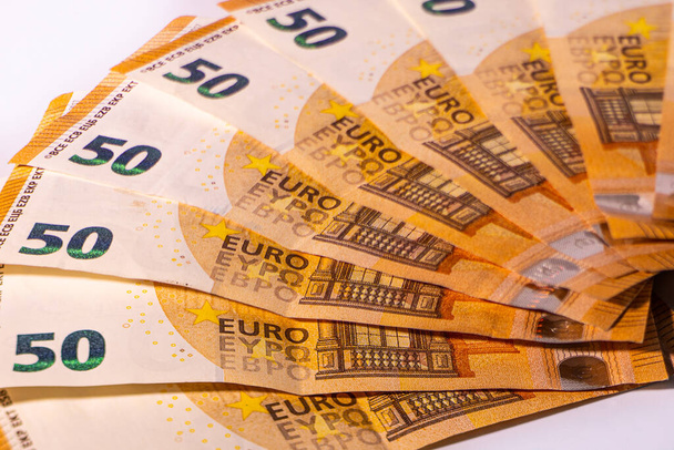 Ein Fünfzig-Euro-Schein. Euro-Geld-Makro aus nächster Nähe. Getrennte Nachrichten über das Euro-Bargeld der Europäischen Union, das einen Nominalwert von fünfzig Euro hat. Ersparnisse für das Konzept der finanziellen Freiheit. - Foto, Bild