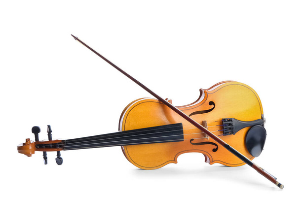 Belo violino com arco sobre fundo branco - Foto, Imagem