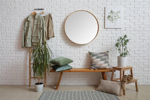 Interiér chodby s dřevěnou lavicí, zrcadlem a pokojovými rostlinami - Fotografie, Obrázek