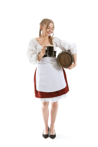 Mooie oktober serveerster met bier en vat op witte achtergrond - Foto, afbeelding