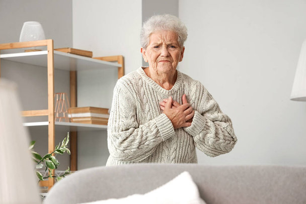 Senior woman having heart attack at home - Zdjęcie, obraz