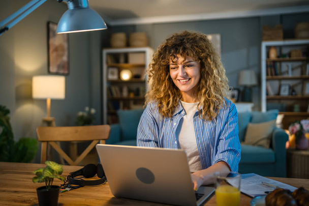 одна жінка доросла біла робота на ноутбуці вдома щаслива посмішка - Фото, зображення