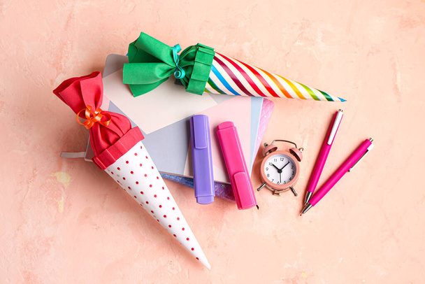 Värikäs koulun käpyjä ja paperitavarat grunge vaaleanpunainen pöytä - Valokuva, kuva
