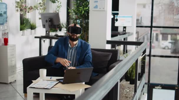 Consultant werkt samen met vr headset aan nieuw ontwikkelingsproject in open ruimte. Midden-Oosten AI ontwikkelaar met behulp van virtual reality kunstmatige intelligentie concept, planning beveiligingssysteem. - Video