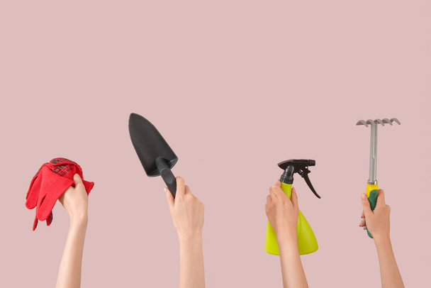 Naiset eri puutarhanhoito työkaluja vaaleanpunainen tausta - Valokuva, kuva