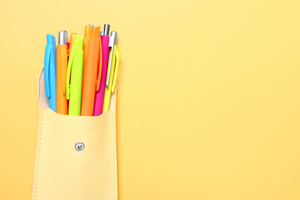 Корпус с красочными ручками на желтом фоне - Фото, изображение