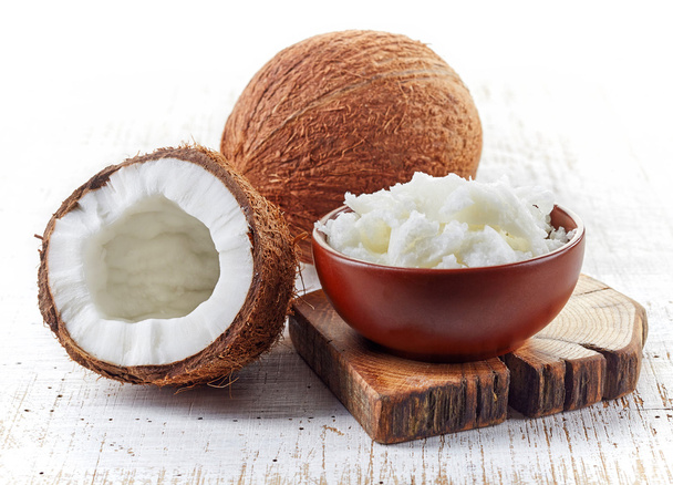 Schüssel Kokosöl und frische Kokosnüsse - Foto, Bild