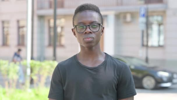 Outdoor portré fiatal afrikai férfi meghívó új emberek - Felvétel, videó