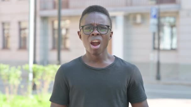 Outdoor Portret van verstoorde jonge Afrikaanse man geschokt door verlies - Video