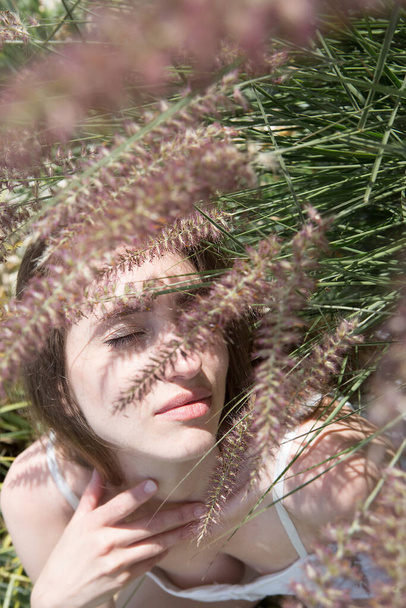 Portrait of a young beautiful woman in the bush. - Fotografie, Obrázek