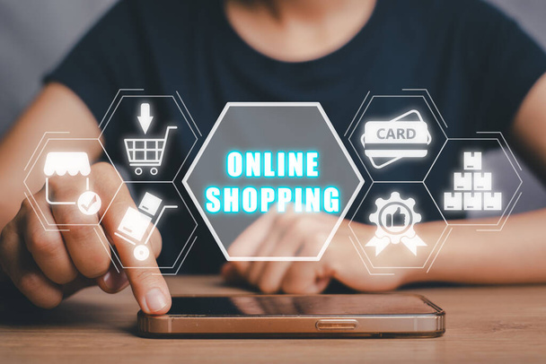 Concetto di shopping online, persona che utilizza lo smartphone sulla scrivania con icona dello shopping online sullo schermo virtuale. - Foto, immagini
