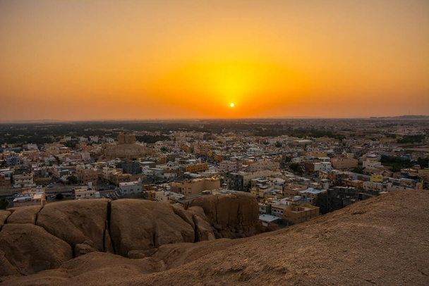 Prachtig uitzicht op Al Qarah dorp met zonsondergang Scene van Al Qarah berg Al Hofuf, Saoedi-Arabië - Foto, afbeelding