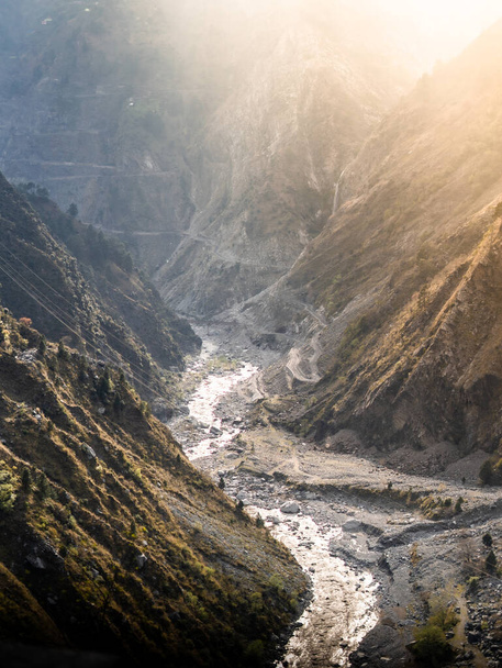 Zapierające dech w piersiach krajobraz i góry Kaszmiru obraz akcji.  - Zdjęcie, obraz