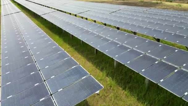 A napelem panel felső antennája a naperőműben vagy a naperőműben. Megújuló energiaipar a jövő energiaforrásaiért Fenntarthatóság és tiszta energia. Alternatív áramforrás. Napelemes gazdaság. - Felvétel, videó