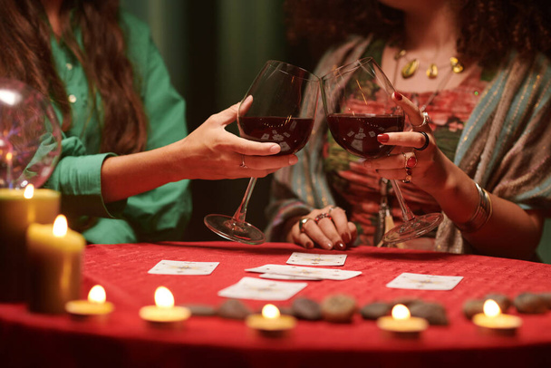 Οι φίλοι πίνουν κρασί αφού πουν τη μοίρα τους - Φωτογραφία, εικόνα
