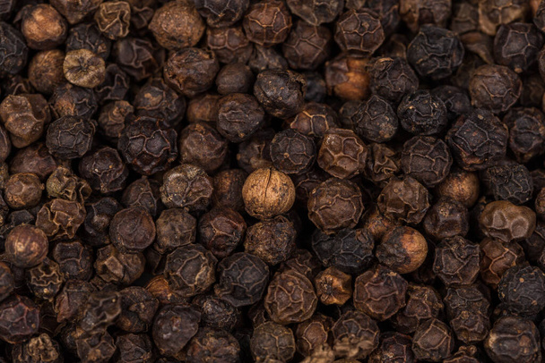 Black peppercorn spice background close up image - Foto, afbeelding