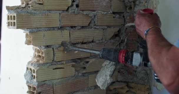 El constructor desmonta la pared con un martillo neumático. Trabajador en el trabajo duro en la obra. Imágenes de alta calidad 4k - Imágenes, Vídeo