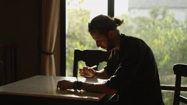 Länsi poika lasit ja parta koskettaa hänen tabletti - Online työntekijä - Materiaali, video