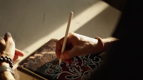 Uomo mani armeggiare con un disegno su un tablet - Operaio online - Filmati, video