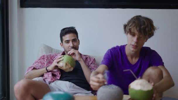 Dwoje przyjaciół pijących i jedzących kokosa z powodu monchis - Nowa koncepcja biznesowa - Materiał filmowy, wideo