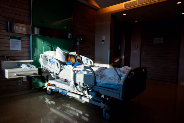  Dramatic Light Entering His Room While The Patient Is Lying In The Hospital Room 2 - Foto, immagini