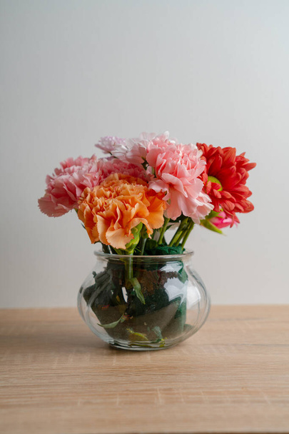 rosa Frühlingsblumen im Glaskrug auf weißem Hintergrund - Foto, Bild