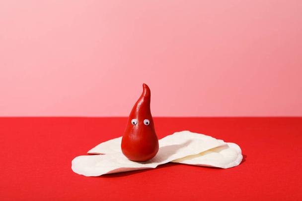 Almohadillas menstruales con una gota roja tridimensional - Foto, Imagen