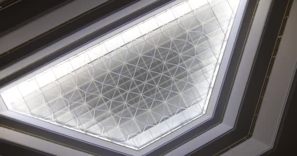 Прозрачный потолок здания, украшенный узором, пропускает прямой солнечный свет. Современные строительные технологии. Многоэтажное жилое здание - Кадры, видео