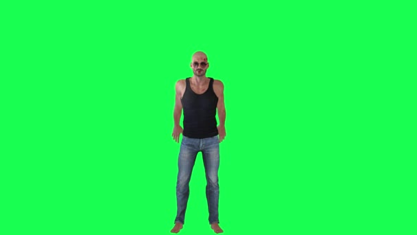 Mężczyzna ze sportowym ciałem na zielonym ekranie w okularach przeciwsłonecznych i czarnych okularach przeciwsłonecznych i niebieskich legginsach z bliznami na twarzy i głowie i ciemnej skórze i gołymi stopami stojący i machający rękami - Materiał filmowy, wideo