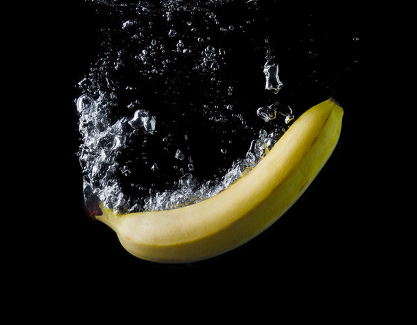 banaan in water - Foto, afbeelding