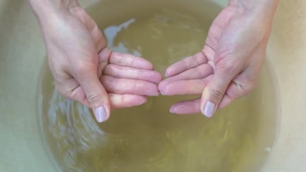 Demonstrace ženských rukou s vráskami po koupeli. Žena ukazující dlaně po dlouhém mytí v umyvadle. Vrásčitá nebo škrtící kůže na prstech, protože namočit ve vodě na dlouhou dobu ve 4K - Záběry, video